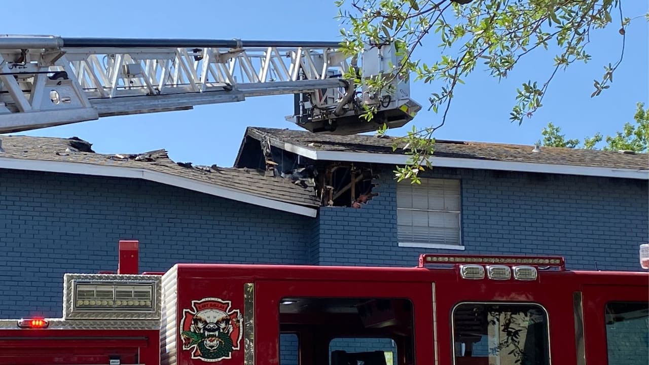 Un incendio en apartamentos desplaza a alrededor de 18 residentes de su hogar en Dallas