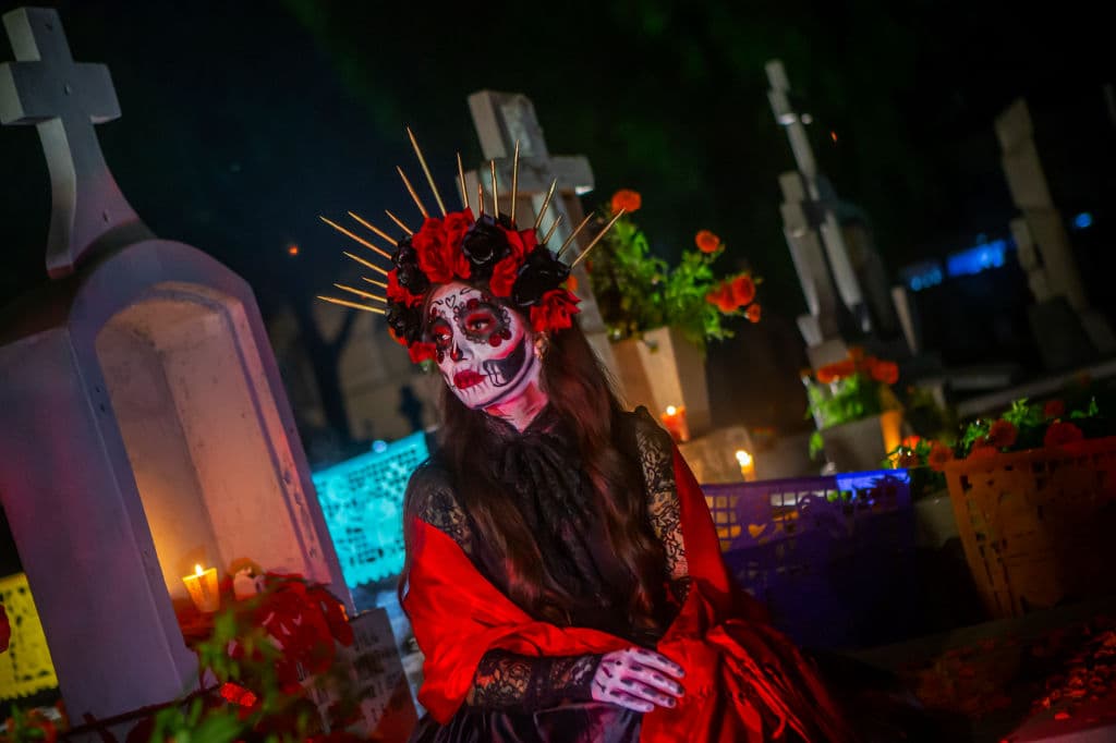 "El culto a la vida, si de verdad es profundo y total, es también culto a la muerte", escribió el poeta mexicano Octavio Paz.
<br>
<br>Cada año, los mexicanos dedican no solo uno sino varios días, entre finales del mes de octubre y los primeros días de noviembre, para a 
<b>recordar a sus muertos</b> con una festividad que desde hace varios años se convirtió en Patrimonio Intangible de la Humanidad declarado por la UNESCO.