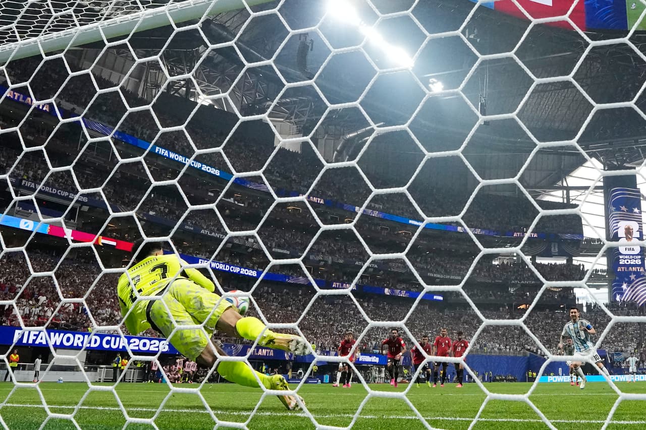 El portero egipcio Mostafa Shoubir (23) detiene un penalti lanzado por el argentino Lionel Messi (10) durante el partido de octavos de final de la Copa Mundial entre Argentina y Egipto en Atlanta, el martes 7 de julio de 2026.