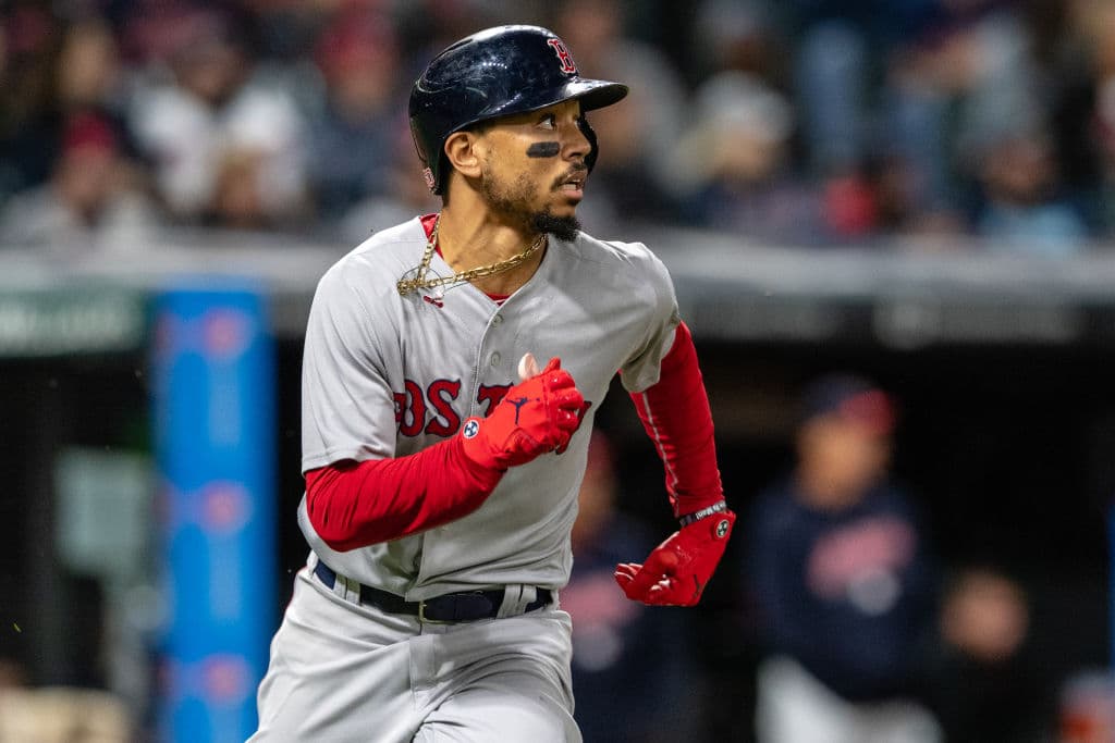 Por los Red Sox. El primero en el orden es Mookie Betts, cubriendo el jardín derecho.