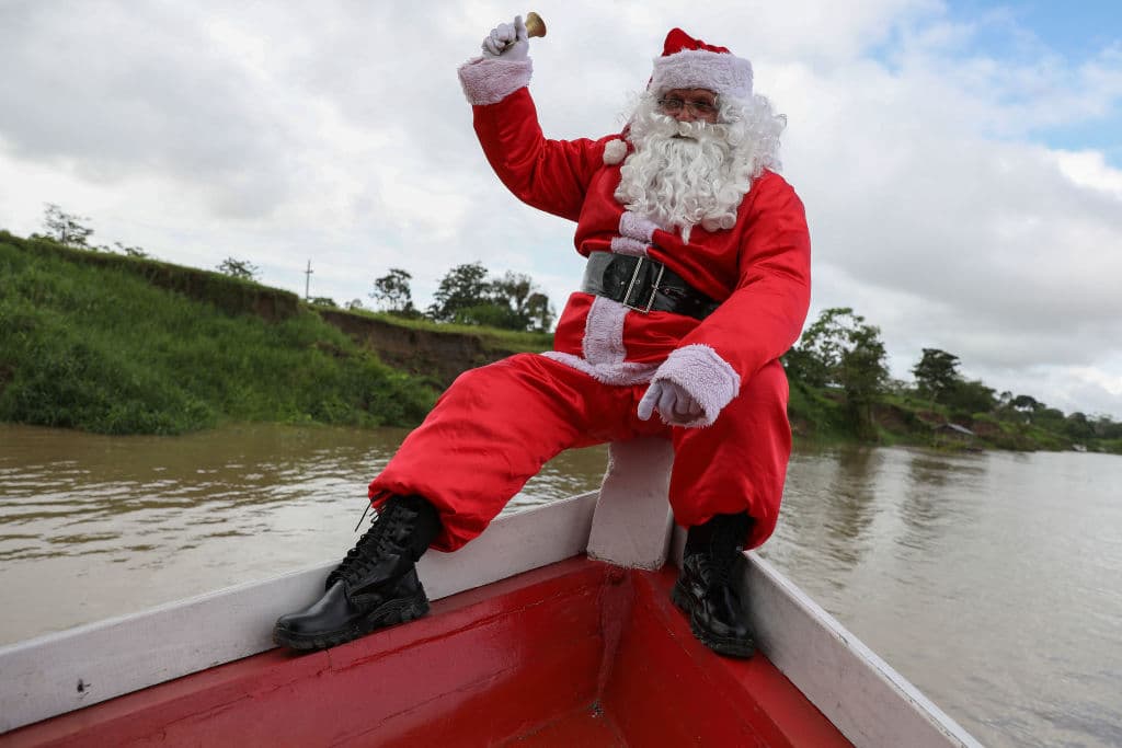 Su vestido rojo y blanco hace un gran contraste con el verde de los árboles que conforman el bosque más grande del mundo y con el marrón de las aguas turbias del río Solimoes.