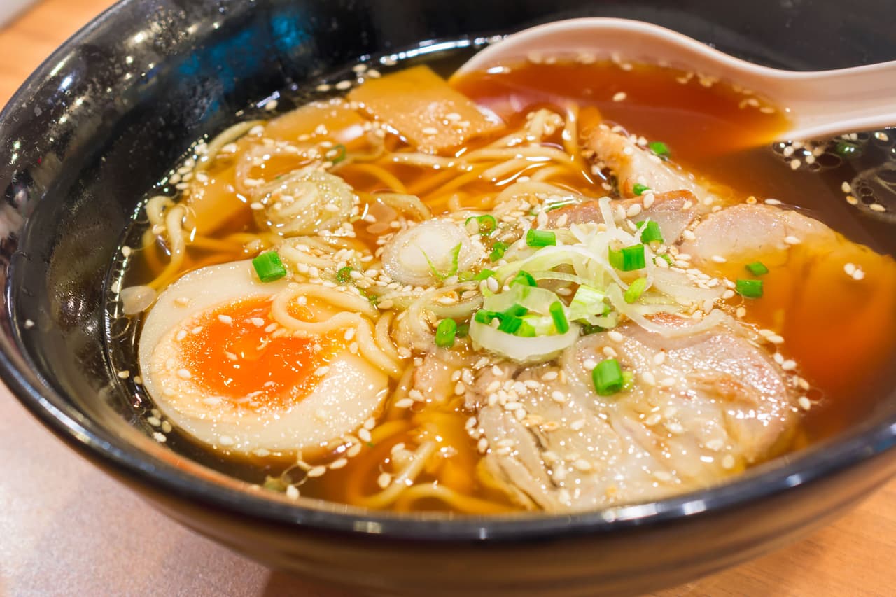 <b>Ramen tonkotsu</b>
<br>
<br>
<b>Origen: Japón</b>
<br>
<br>Los huesos de cerdo cocidos a fuego lento le dan un sabor intenso a este ramen clásico, cuyo caldo es turbio por el tuétano y grasa. Es un plato tradicional de la prefectura de Fukuoka, pero ahora se sirve en tiendas de ramen en todo Japón y el mundo.
<br>
<br>Un tazón no está completo sin rebanadas de panceta de cerdo y fideos en el centro.
<br>