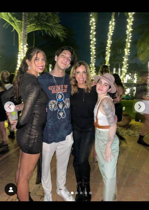 También estuvo 
<b><a href="https://www.univision.com/famosos/la-hija-de-gloria-estefan-es-igualita-a-su-madre-y-este-video-de-hace-casi-30-anos-lo-comprueba-video" target="_blank">Emily, la hija de la cantante cubana,</a></b> y el afamado productor musical. 
<br>