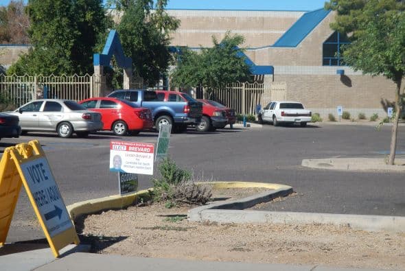 Los centros de votaciones cerraron luego de estar abiertos desde tempranas horas de la mañana. La asistencia de los votantes ha sido más lenta de lo esperada.