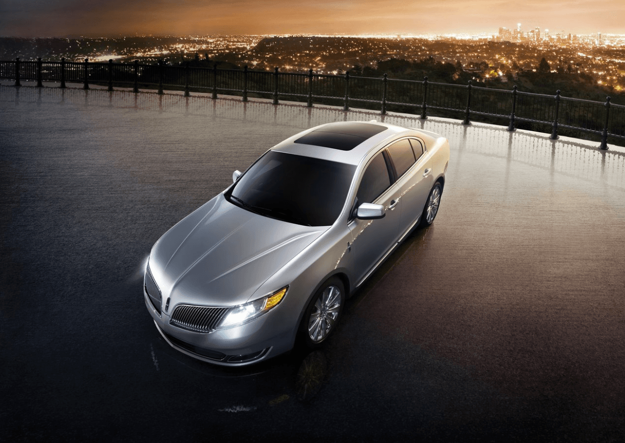 <b>Lincoln MKS</b> (2009 – 2016): No exageramos al describir al Lincoln MKS como una tragedia americana. Aunque su mecánica basada en la arquitectura del Volvo S80 era sólida, su soso aspecto y sus mediocres dinámicas de manejo siempre fue un lastre muy pesado, sobre todo cuando pretendía competir con los sedanes medianos de Lexus y BMW. Lincoln, que vivió muchos años en
<i>articulo mortis</i>, finalmente pudo ocuparse del problema del MKS con el lanzamiento del nuevo
<a href="http://www.univision.com/noticias/lincoln/la-historia-del-lincoln-continental-una-leyenda-americana" target="_blank"><b>Lincoln Continental</b></a> como modelo 2017, un auto que con solo verlo se sabe que es mejor.