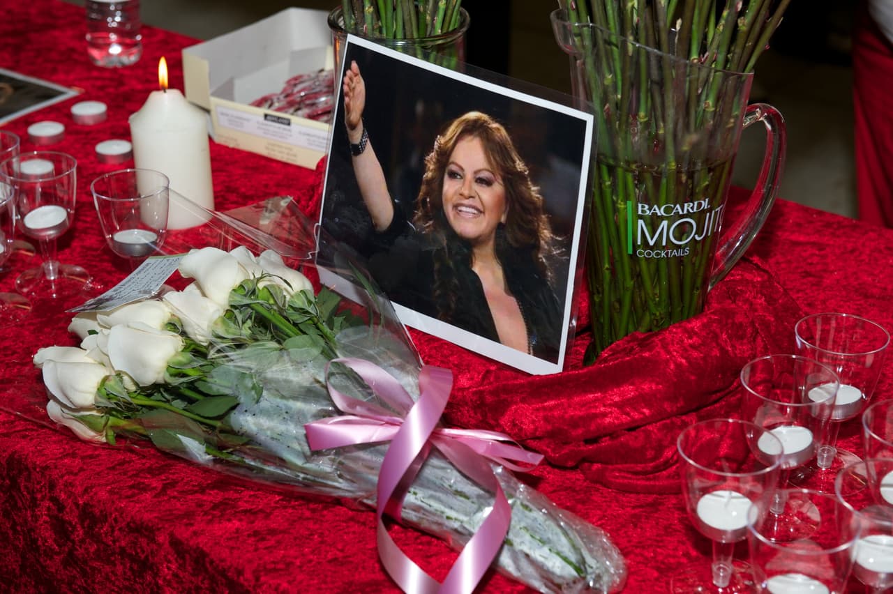 Finalmente, luego del recibir un homenaje en compañía de su fans y su familia, los restos de Jenni Rivera fueron trasladados a California, donde se le dio una emotiva despedida.