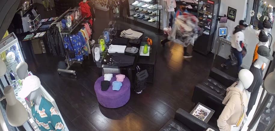 Buscan a banda de ladrones hispanos señalada de robar más de $100 mil en artículos de lujo en el sur de Florida