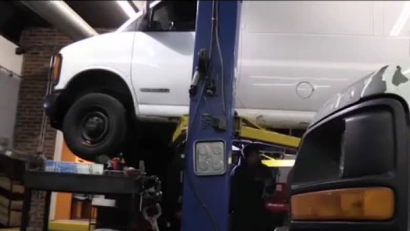 El mantenimiento del vehículo es clave para su mejor rendimiento. Los expertos señalan que los dueños de vehículos deben tomar precauciones con la batería, los neumáticos y los parabrisas.