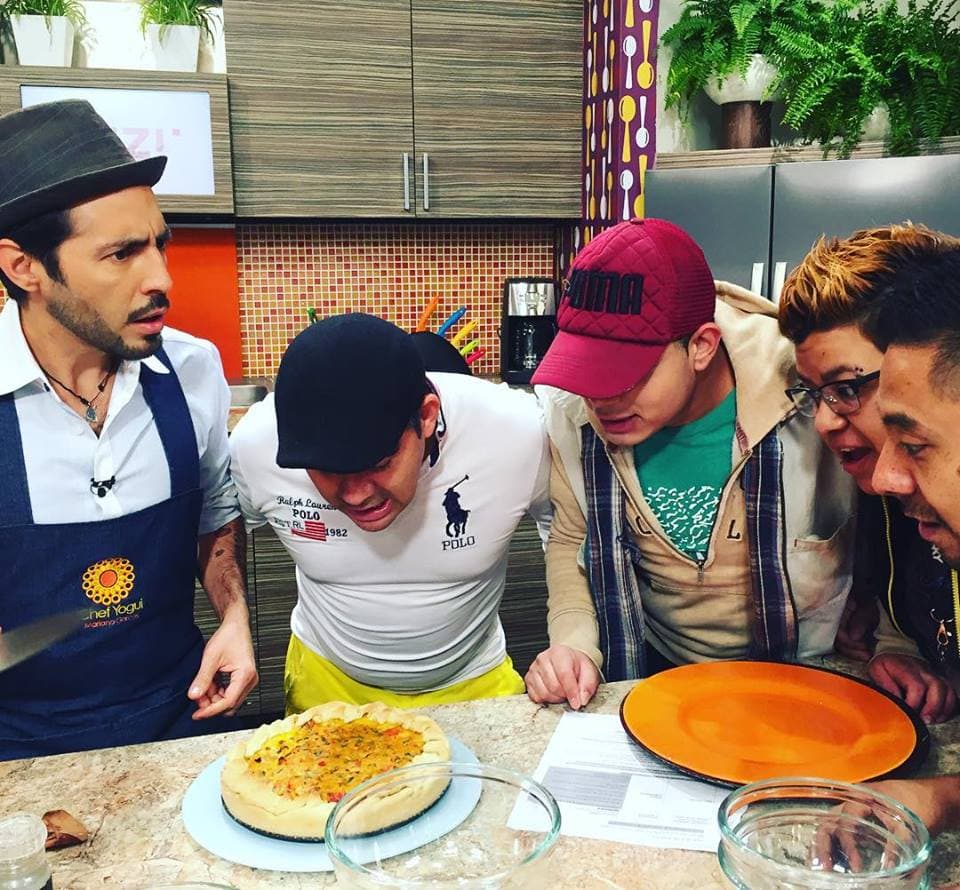 Qué delicia! Chef Yogui prepara recetas deliciosas e incita a los del staff.