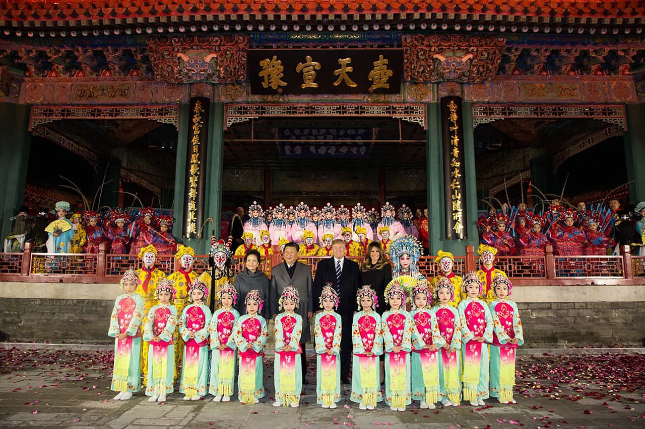 <b>China espectacular.</b> El recibimiento de la pareja presidencial estadounidense por parte del presidente Xi Jinping incluyó una presentación de la ópera china. “Esperando un día completo de reuniones con el Presidente Xi y nuestras delegaciones mañana. ¡GRACIAS por la hermosa bienvenida de China! @FLOTUS ¡Melania y yo nunca lo olvidaremos!”, escribió Trump en el tweet donde publicó esta fotografía.
<br>