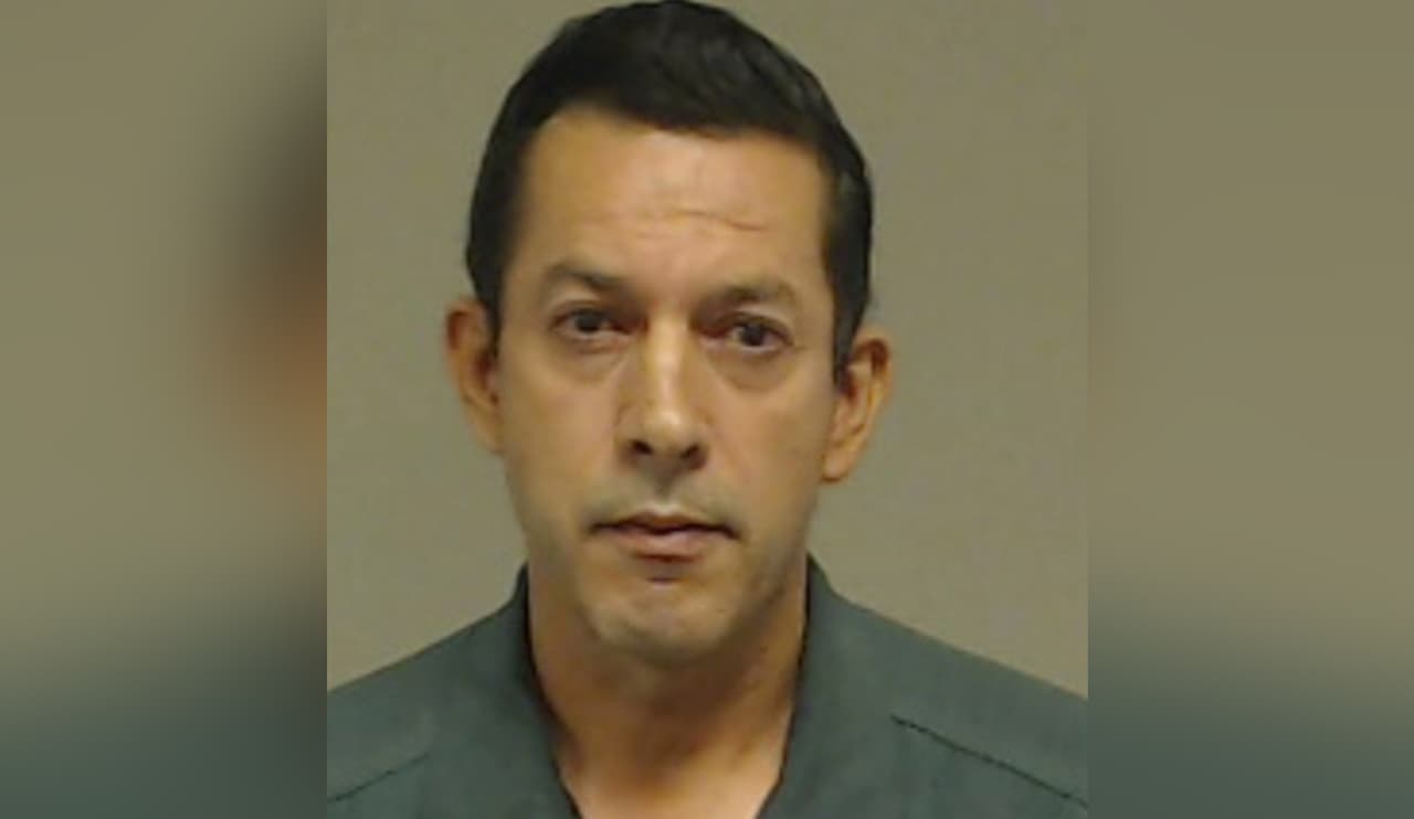 Un hombre que cuidaba a varios niños está acusado de abusar de una menor de 3 años