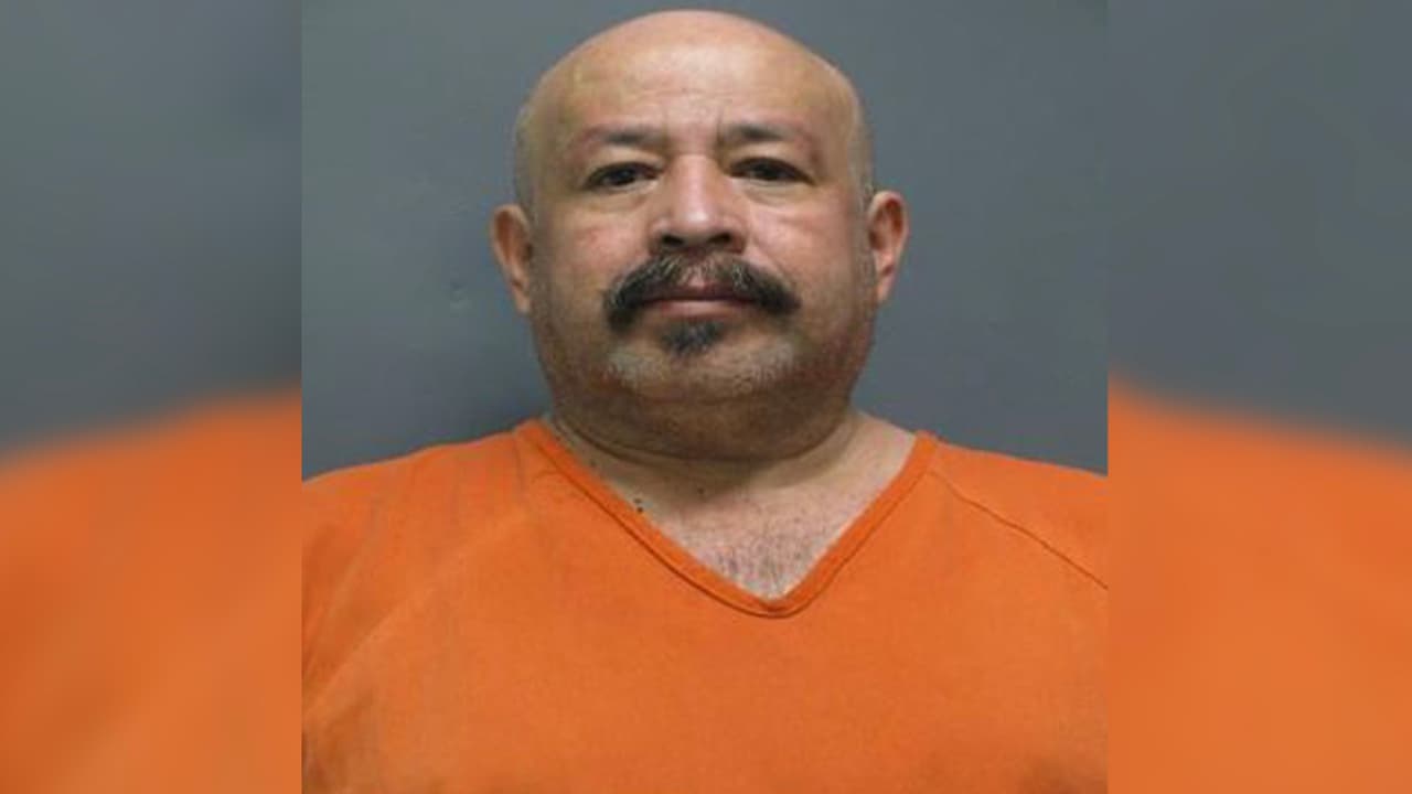 Carlos Enrique Alberto, 57 años. Se busca por cargos de agresión sexual con agravantes en contra de un menor de edad. Su última dirección conocida es en la carretera CR 48820, en Dayton, Texas.