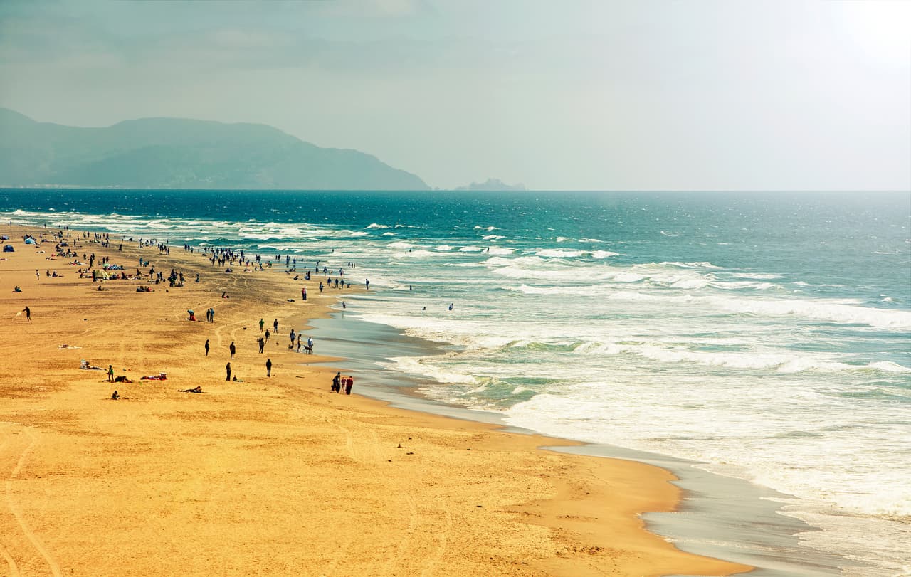 <b>Ocean Beach: </b>Ubicada en San Francisco, es una extensa playa de arena con vistas al Océano Pacífico. Es conocida por sus impresionantes paisajes y es popular para caminar, hacer picnics y practicar surf.
<br>