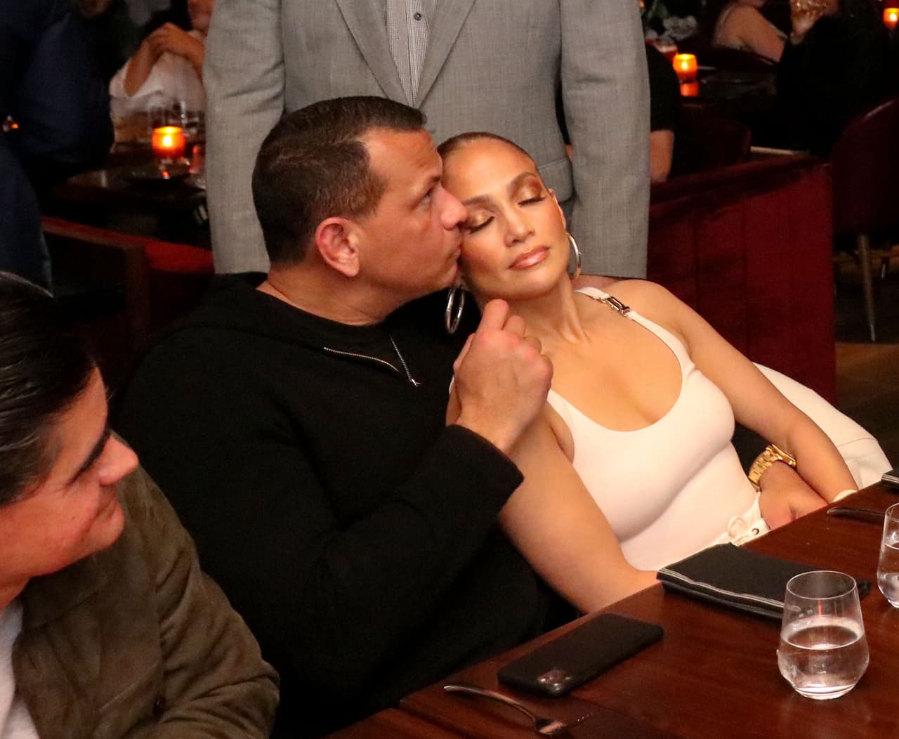 El lugar guarda un significado especial para J-Lo y A-Rod, ya que 
<b><a href="https://www.univision.com/entretenimiento/jennifer-lopez-y-alex-rodriguez-asi-nacio-y-se-consolido-jrod-el-romance-del-ano" target="_blank">ahí sucedió su primera cita en 2017. </a></b>
<br>