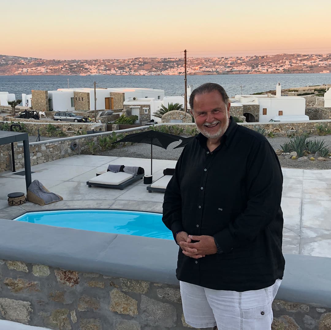 “Me empieza un dolor en la espalda y (dije) tengo que aparecerme en el hospital un día […] me encuentran que tengo un 
<b><a href="https://www.univision.com/shows/el-gordo-y-la-flaca/raul-de-molina-penso-lo-peor-cuando-le-encontraron-un-tumor-en-su-rinon-del-tamano-de-una-cabeza-video" target="_blank">tumor en el riñón </a></b>derecho donde nunca había estado enfermo”, contó en esa ocasión El Gordo.