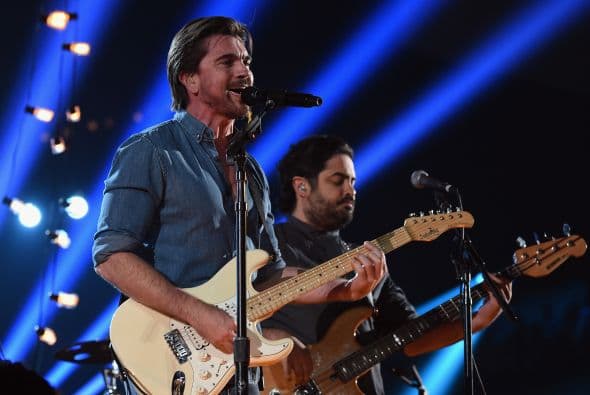 Juanes cantó en español el tema 'Juntos'.