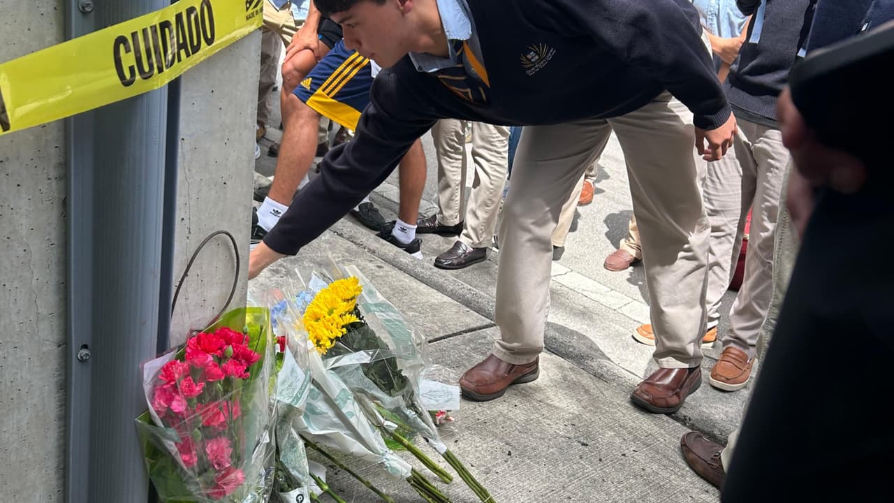Alessia Tucci y Mateo Dávila son recordados con flores en el lugar donde perdieron la vida