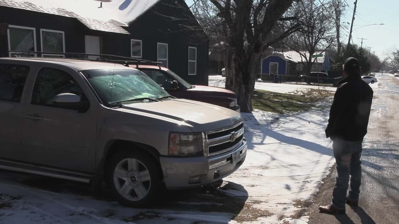 Autoridades mantienen limpieza de calles y autopistas tras nieve y hielo en el norte de Texas