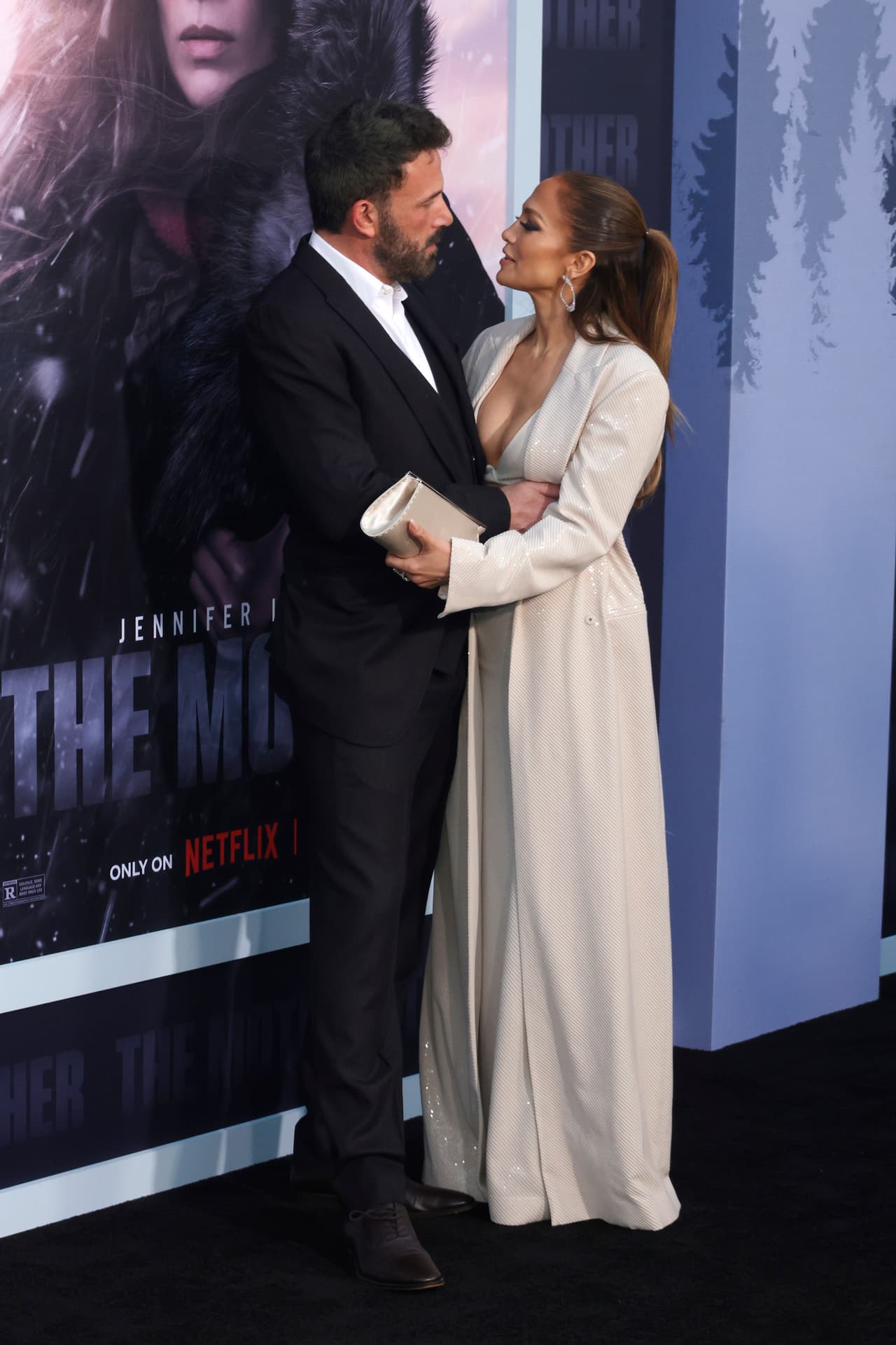 Ben Affleck hablando con JLo durante su paso por la alfombra roja.