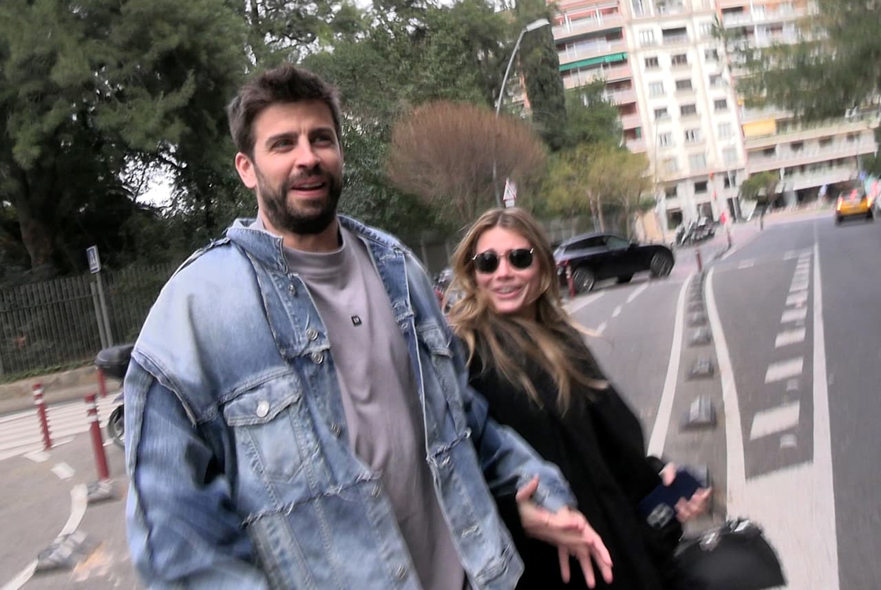 El periodista que los captó insistió y entonces preguntó si había sido el exfutbolista quien 
<b><a href="https://www.univision.com/famosos/clara-chia-pique-tio-habla-ataque-ansiedad-shakira" target="_blank">había sufrido los supuestos ataques de ansiedad. </a></b>
<br>