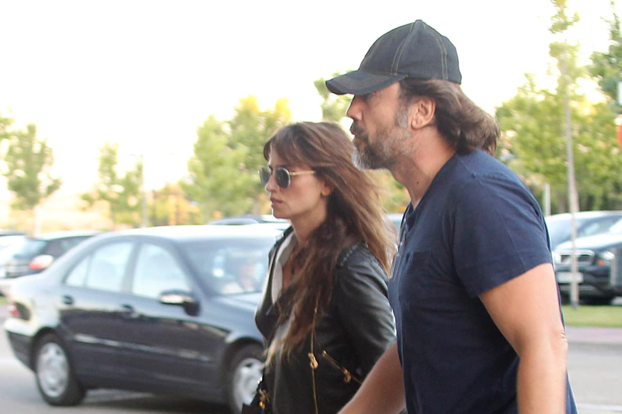 Acompañada de su esposo, Penélope Cruz dio el último adiós a su padre en una funeraria en Madrid, España.