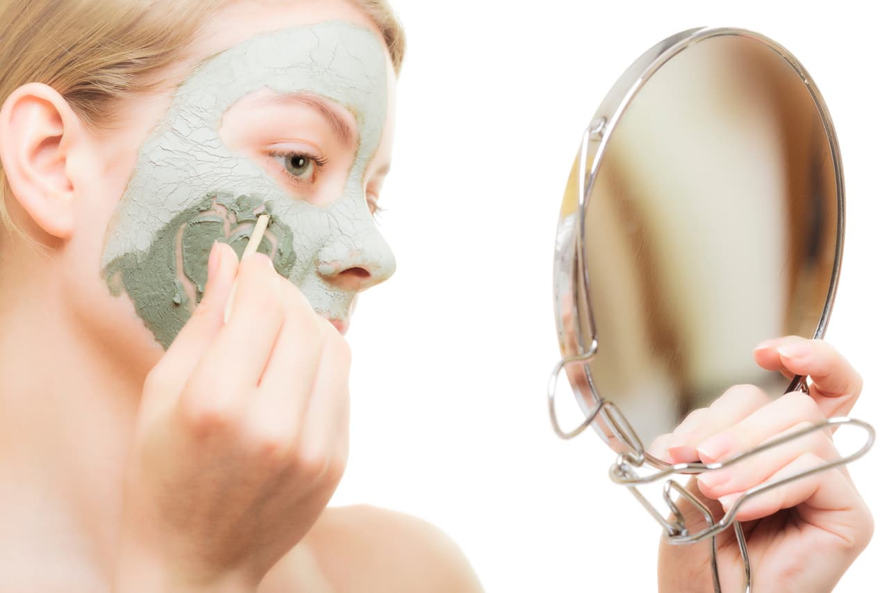 Los tratamientos tópicos recomendados por un dermatólgo son otra opción. De acuerdo con la Asociación Americana de Dermatología, son medicamentos que se aplican directamente sobre la piel y contienen sustancias como retinoides, peróxido de benzoilo o ácido salicílico.