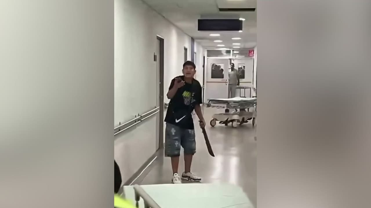Joven con machete en mano paraliza hospital en Colombia; temía que su esposa muriera