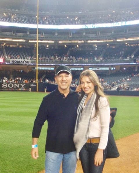 A él le gusta el béisbol y en ocasiones Thalía lo acompaña a los partidos: "Un chico del Bronx y mi amada esposa en el estadio de los Yankees".
