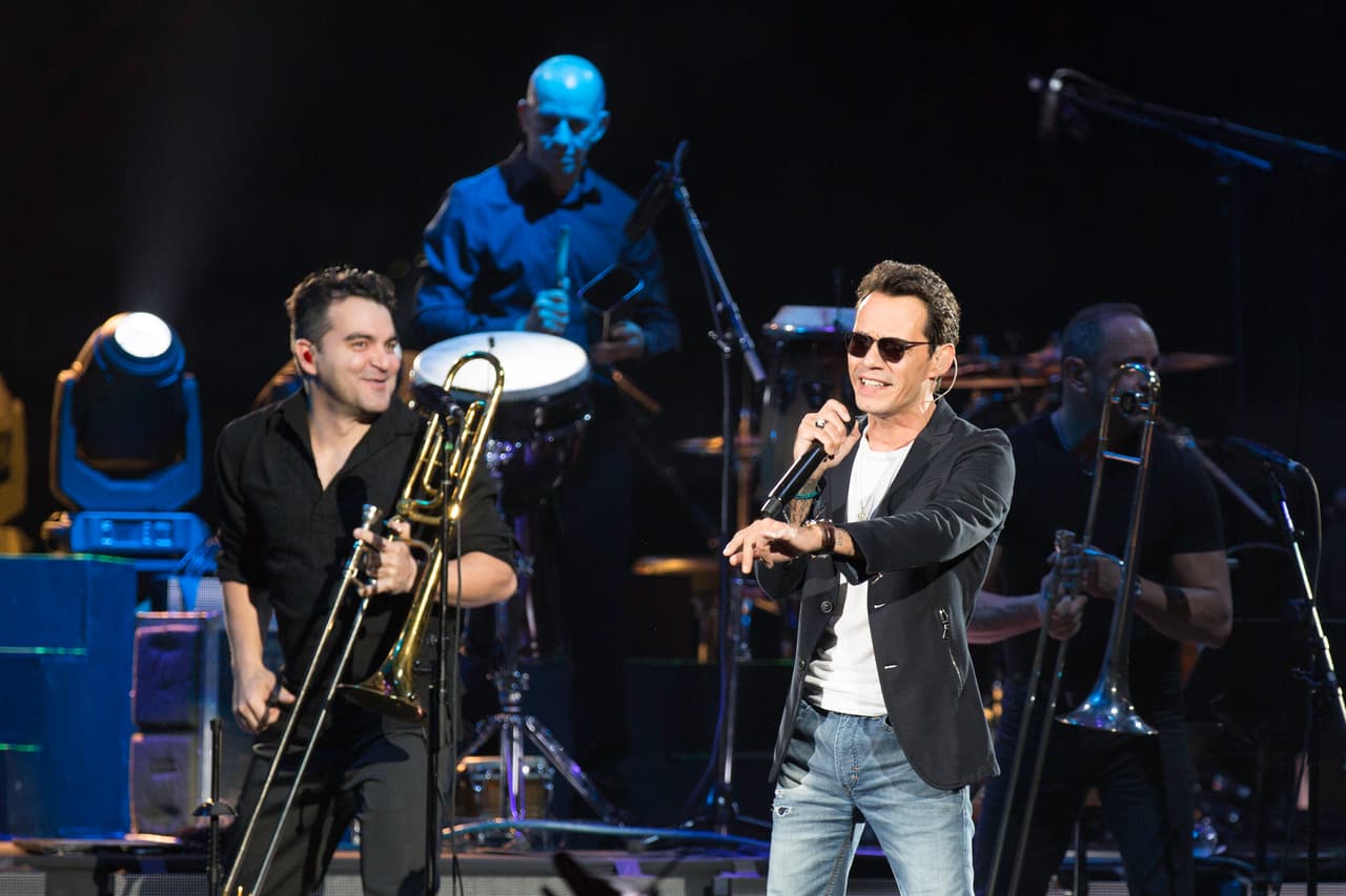 El artista bailó y bromeó con su orquesta.