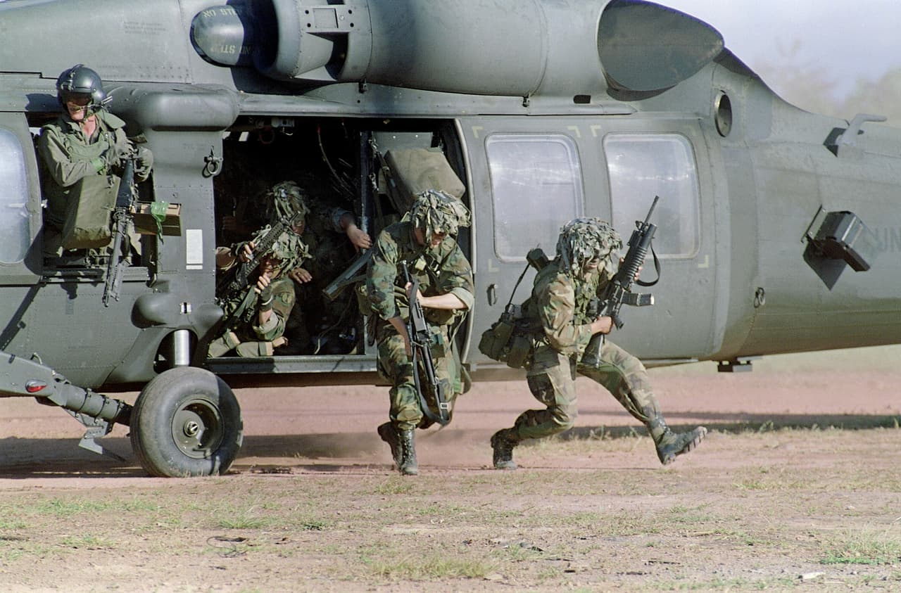 La operación Militar, llamada ‘Causa Justa’, dispuso unos 26,000 soldados estadounidenses durante dos semanas. Al menos 400 civiles y militares panameños murieron, y 23 militares de Estados Unidos. La invasión fue condenada por la ONU y la OEA. En la fotografía, militares de EEUU llegan a un comando militar leal al dictador Noriega en Santiago, 200 millas al norte de la capital.