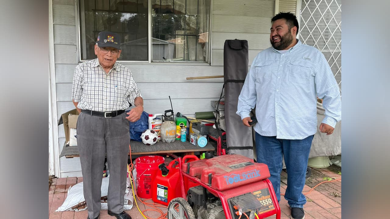 Su vecino le llevó un generador y pudieron conectar la estación de carga y la televisión.