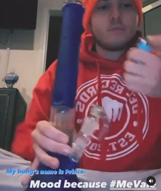 En noviembre de 2020, Johnny compartió un video en sus historias donde mostró cómo 
<b>fumaba lo que podría ser marihuana.</b>
<br>