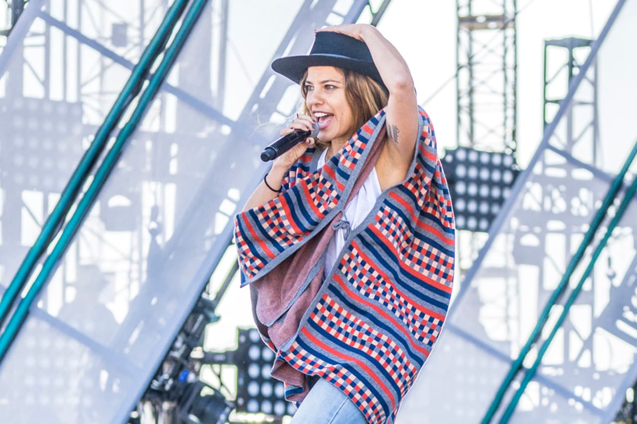 Debi Nova entona sus canciones antes del concierto. (David Maris/Univision)