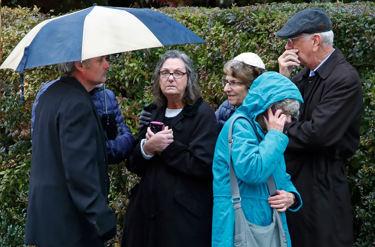 Pero después de mediodía, decenas de personas se acercaron para conocer detalles de lo ocurrido. Gene J. Puskar/AP