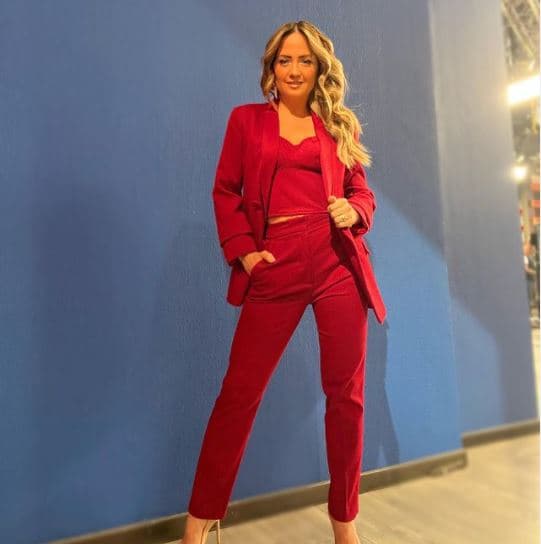 <b>Andrea Legarreta</b>
<br>En 2021 la conductora de ‘Hoy’ llegó al quinto piso, es decir, cumplió 50 años. Y estos años en vida se tradujeron en experiencia para saber 
<a href="https://www.univision.com/famosos/famosas-mayores-de-50-anos-les-gusta-posar-en-bikini-fotos">cómo combinar prendas dependiendo de la ocasión</a>; por ejemplo, Legarreta recibió diciembre con un traje sastre en rojo de la diseñadora Raquel Orozco.
<br>
<br>Claro que el complemento fue un ‘crop top’ del mismo color para crear un ‘look monocromático’.
