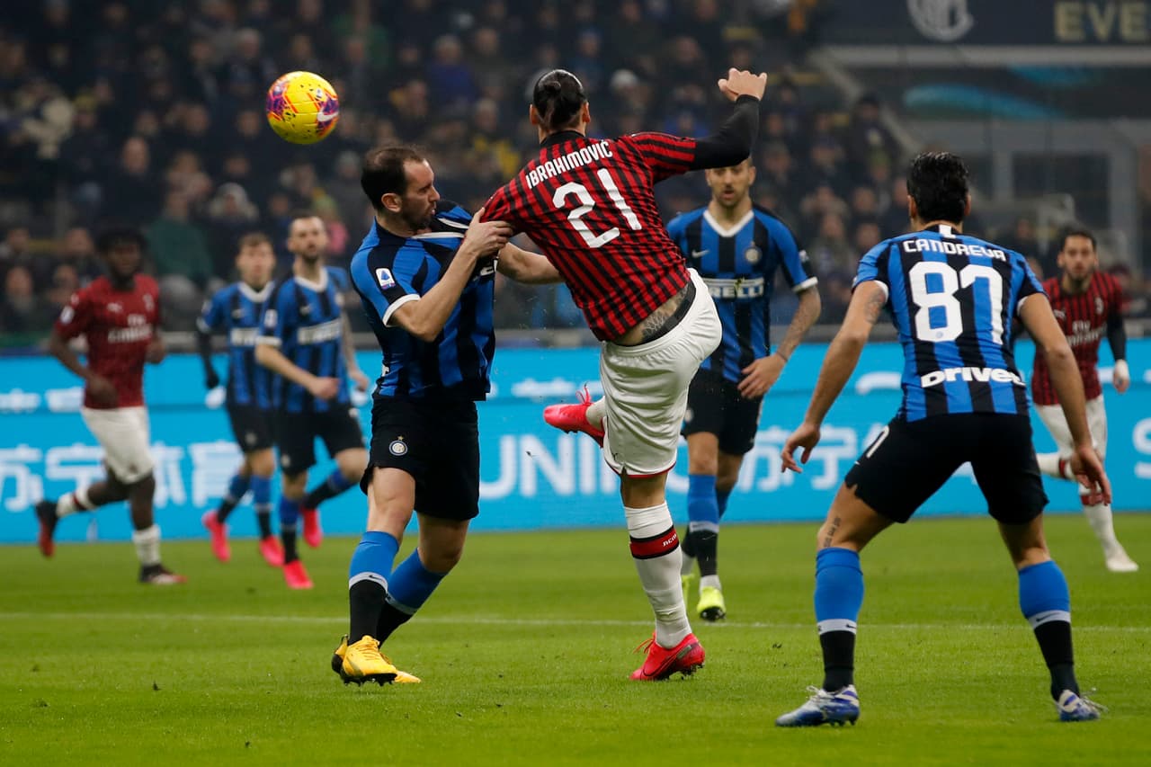 Inter se impone al Milan tras un partidazo. Cuatro goles a dos marcaron la diferencia en este derby. Zlatan y Rebic anotan por parte del Milan, mientras que por parte del Inter anotaron Brozovic, Vecino, Stefan de Vrij y Lukaku al último minuto.