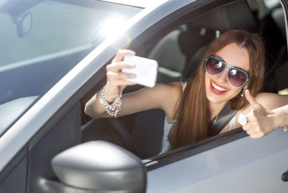 7. No te tomes 'selfies' al volante. Así como no deberías beber y conducir, tampoco deberías sacarte fotos en el coche.