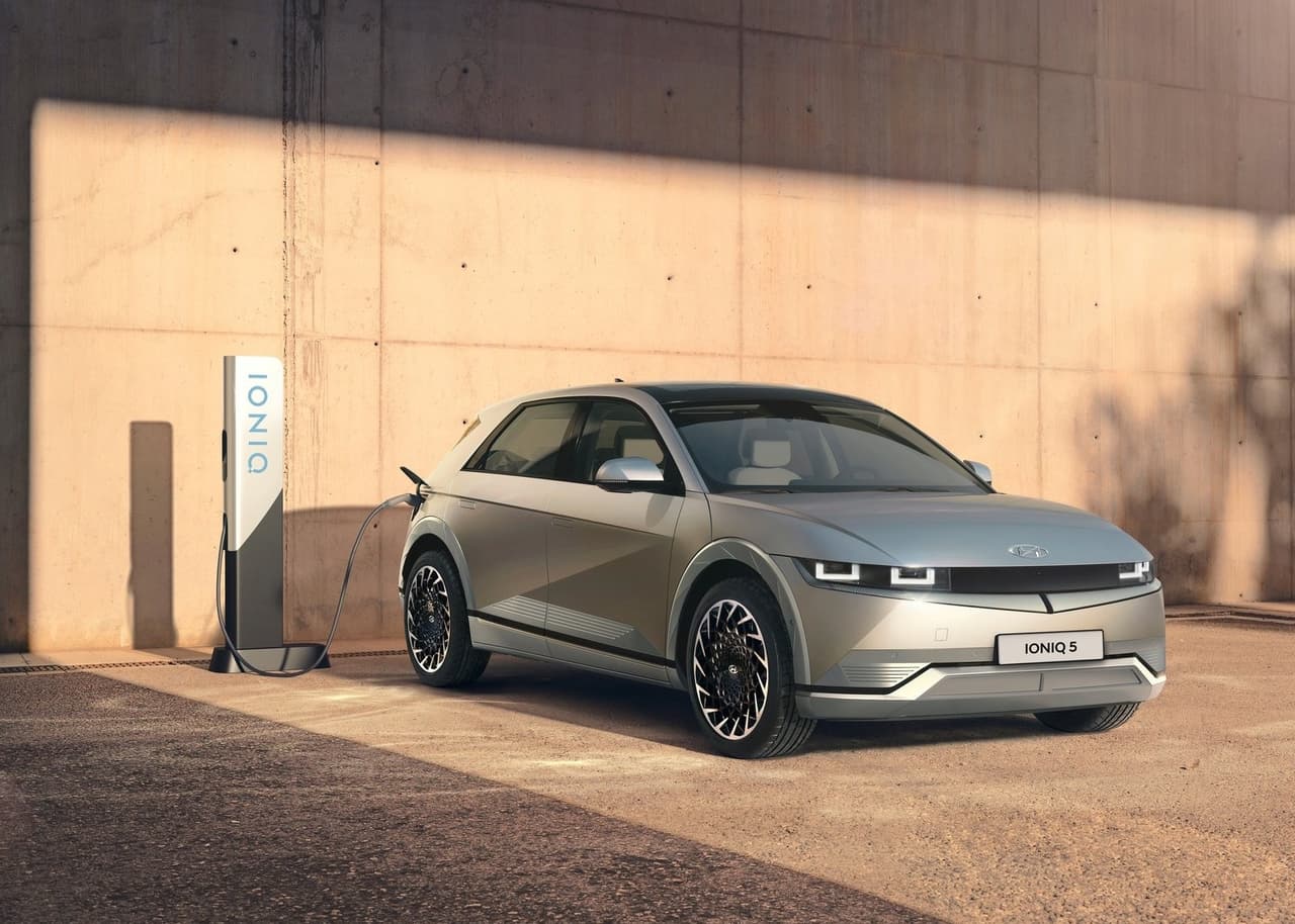<h3 class="cms-H3-H3"><b>Hyundai IONIQ 5 2022</b></h3>
<br>
<br>El Hyundai IONIQ 5 es un nuevo crossover compacto de propulsión eléctrica con un diseño exterior retro futurista, tecnología avanzada y un interior minimalista que no sacrifica en versatilidad. Este es el primer modelo que la firma surcoreana lanza bajo la submarca IONIQ que estará compuesta exclusivamente por vehículos eléctricos. En términos de tamaño, se ubica entre la Hyundai Tucson y la Hyundai Santa Fe. Su precio inicial rondará los 45,000 dólares.
<br>