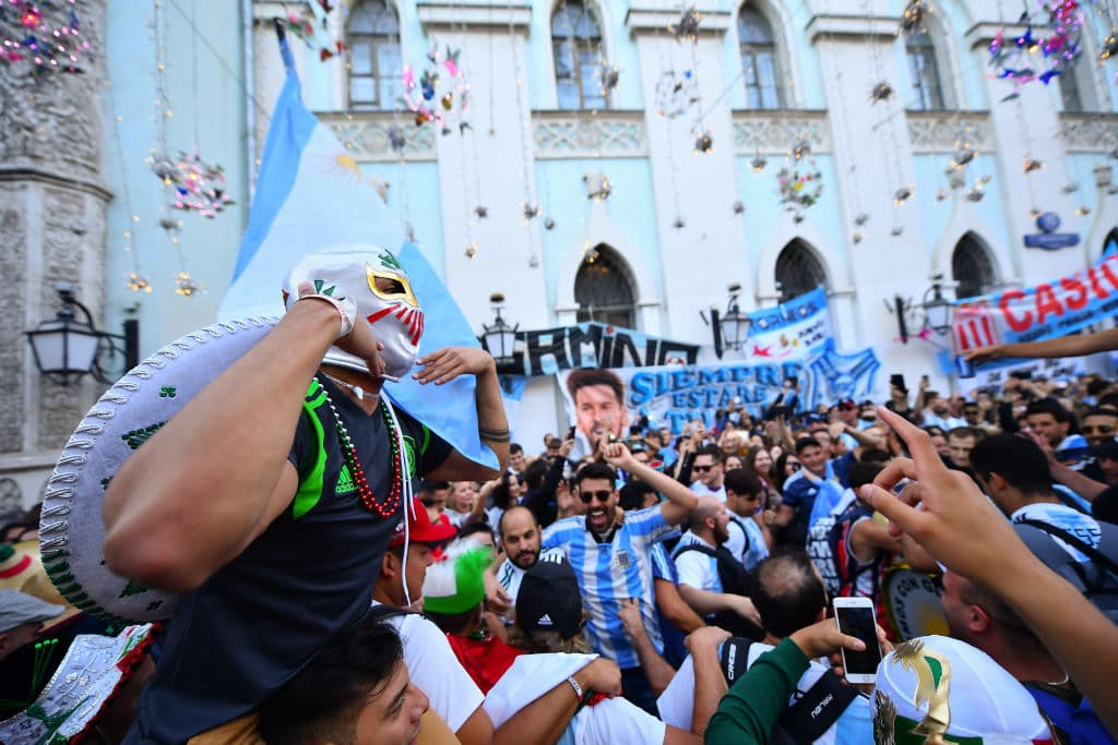 La fiesta mexicana tomó las calles de Moscú y con máscaras, banderas, sombreros y todo aquello que caracteriza a la afición Tricolor, causaron furor y contagiaron con su entusiasmo.