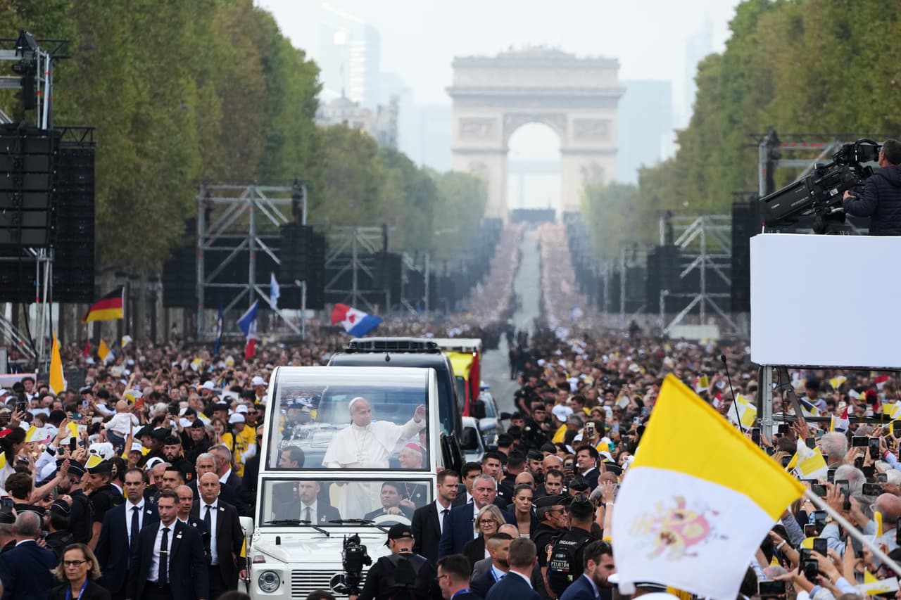 Pope Leo XIV, with the Arc de Triomphe in the background, waves from the popemobile as he arrives to celebrate Mass in Place de la Concorde in Paris, Saturday, Sept. 26, 2026. (AP Photo/Gregorio Borgia)El papa León XIV, con el Arco del Triunfo de fondo, saluda desde el papamóvil a su llegada para celebrar la misa en la Plaza de la Concordia en París.