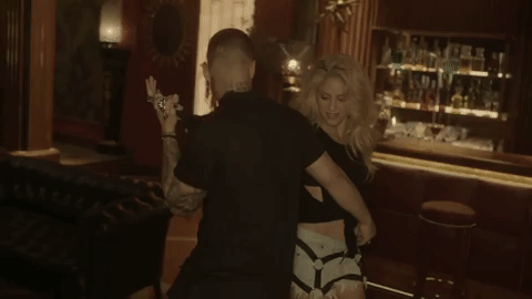 La versión salsa salió cuando la colombiana cumplió 40 años, el 2 de febrero. Shakira y Maluma nos dan una probada de cómo se debe bailar salsa.