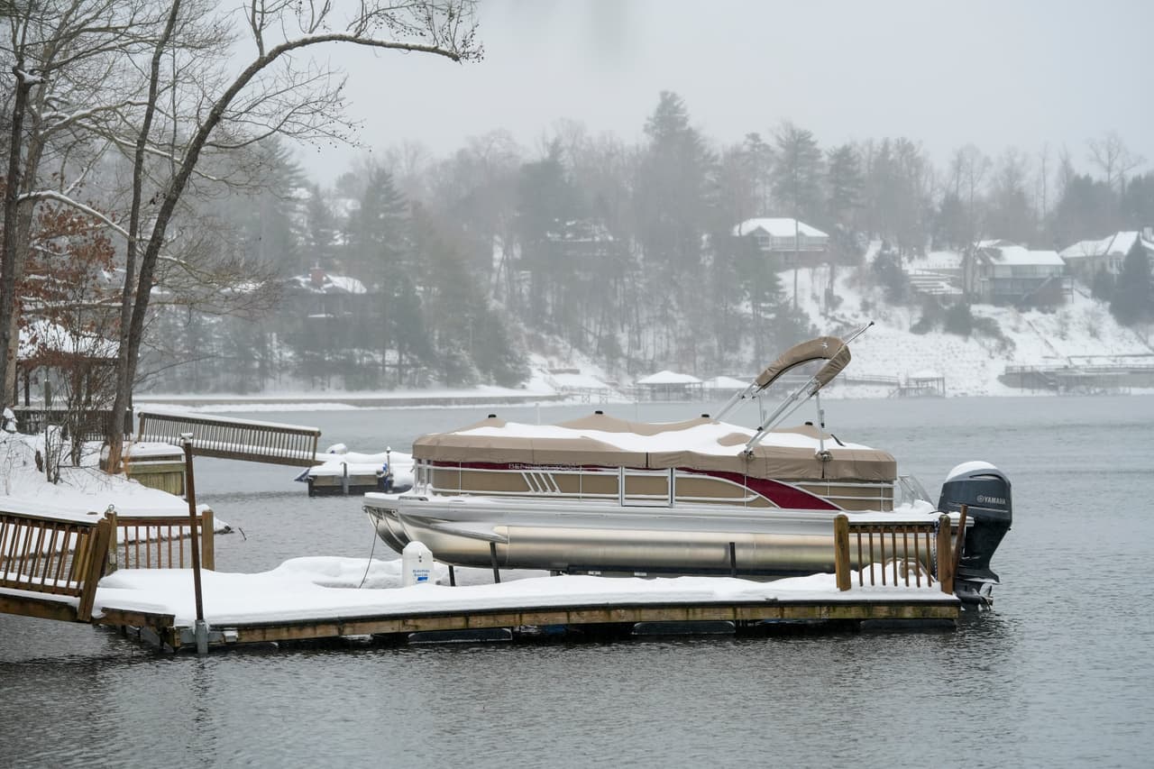Botes cubiertos de nieve en el lago James, en Morganton, Carolina del Norte. La visibilidad se había reducido considerablemente debido a las condiciones del clima.
