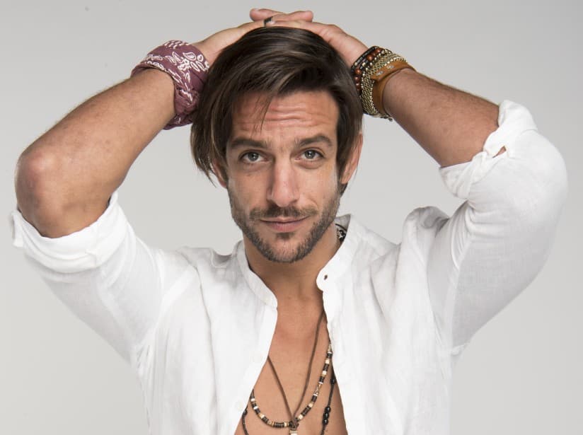 Flor despertará en Valentín sentimientos que nunca antes había tenido, lo que lo llevan a pedirle que se case con él. Morir de manera repentina hará que deje asuntos inconclusos, por lo que regresará (como un fantasma) para pedirle a Flor que le ayude a resolverlos.