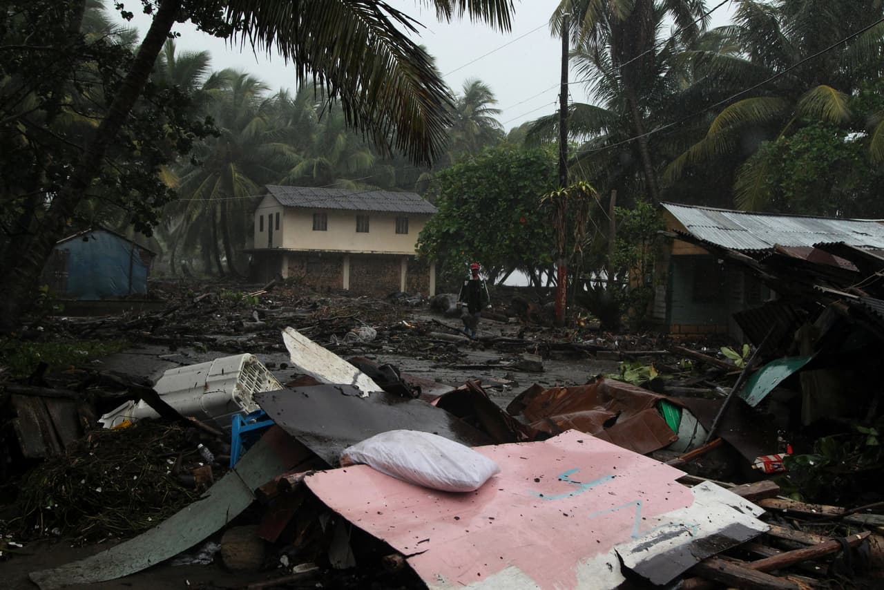 Las calles de Nagua, ubicada en la costa norte de República Dominicana han quedado cubiertas de escombros debido a la fuerza de Irma, considerado por meteorólogos como el huracán más grande que se ha formado en el Océano Atlántico.
