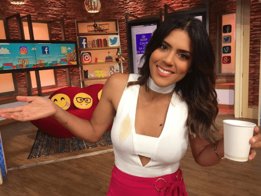 Los accidentes llegan a pasar, Francisca terminó con la blusa un poquito sucia por el café.