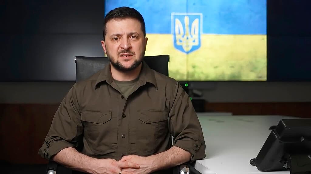 En esta imagen de un video proporcionado por la Oficina de Prensa Presidencial de Ucrania, el presidente ucraniano Volodymyr Zelensky habla desde Kyiv, Ucrania, el viernes 8 de abril de 2022.
