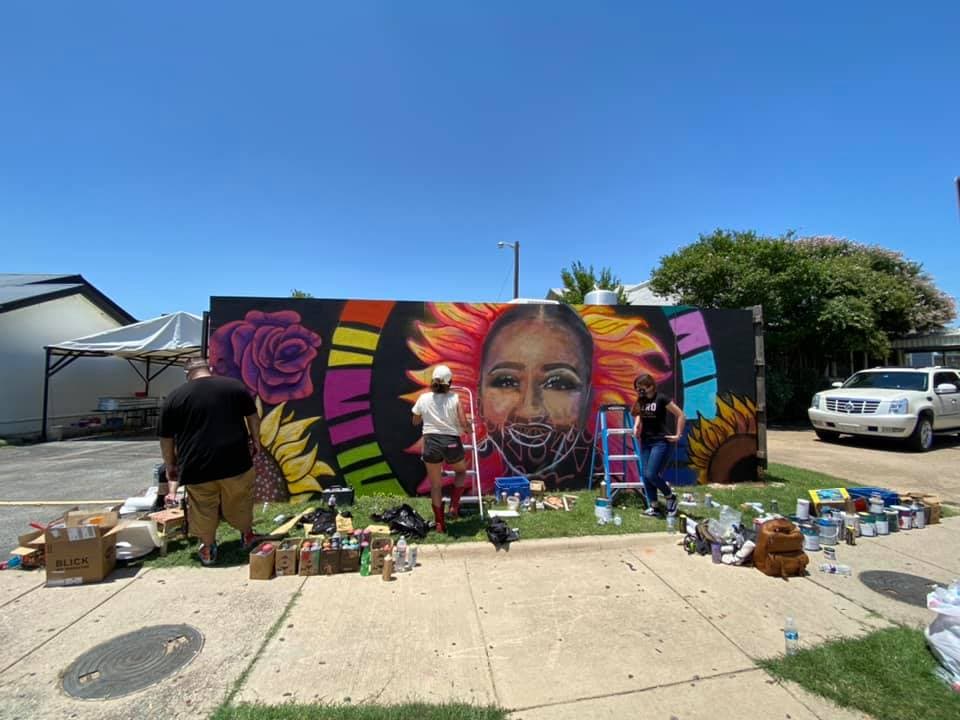 Hispanic artist Juan Velázquez decided to pay tribute to Vanessa Guillén by painting a mural to honor her memory on the wall of the Luna Azul nightclub in Fort Worth, Texas.