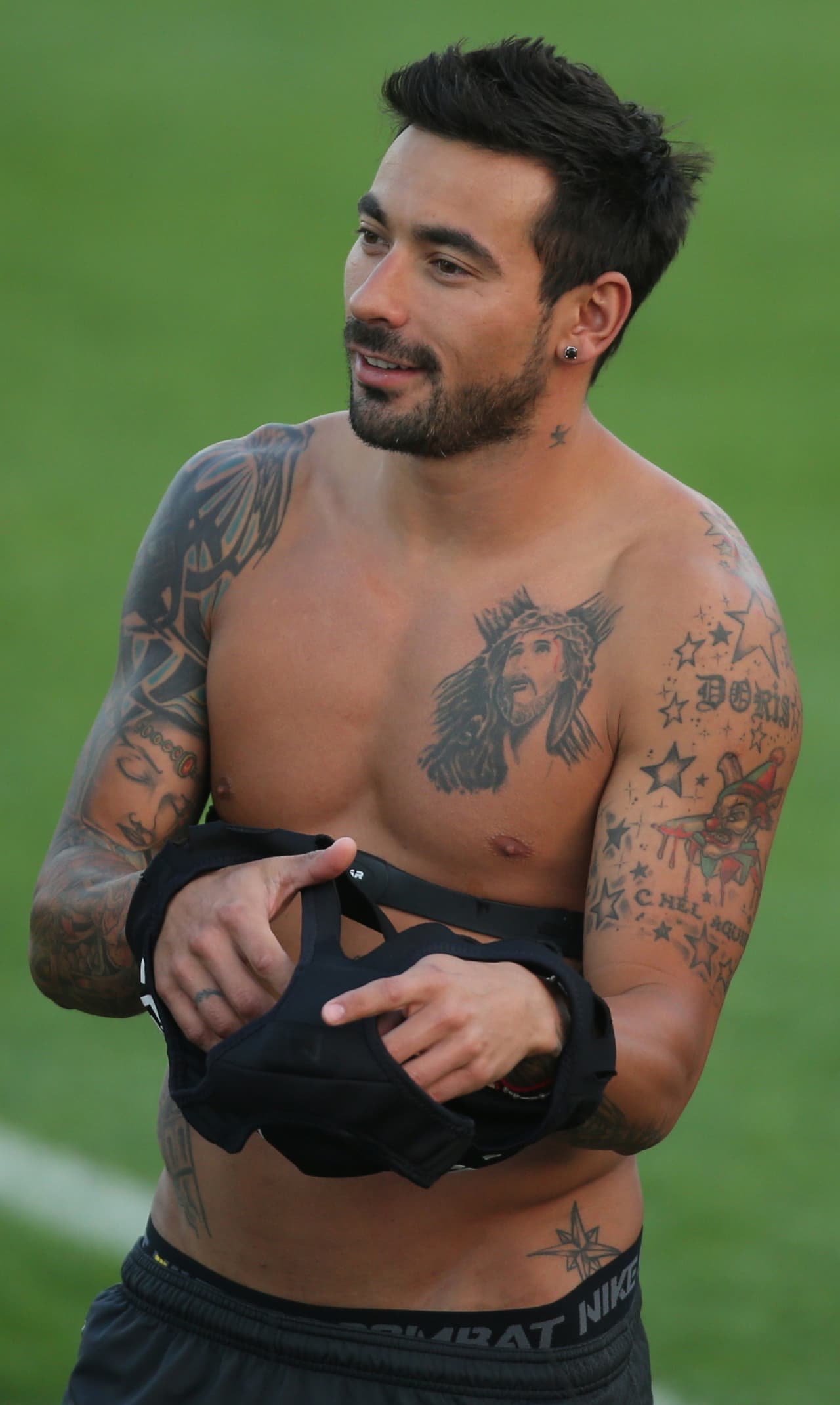 El argentino Ezequiel Lavezzi ha convertido su cuerpo en un lienzo para tatuajes. La imagen de Jesucristo en su pecho es una de las más representativas, aparte de tribales en su brazo.