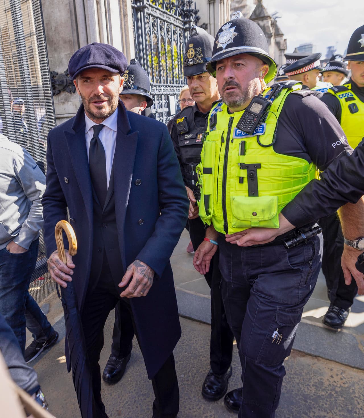 También lo hizo la exprimera ministra Theresa May, quien fue de las primeras en presentar sus respetos a la reina después de esperar su turno como el resto.
<br>