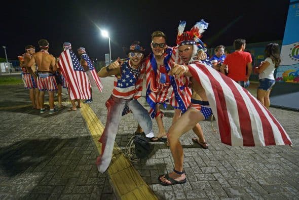 Aficionados al fútbol de Estados Unidos celebran que su equipo venció a Ghana en el Mundial.